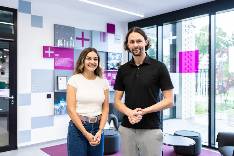 Neven Subotić, Gründer und CEO von well:fair, und Tuğçe Uysal, Head of ESG & Sustainability bei thyssenkrupp nucera, gemeinsam im Büro von thyssenkrupp nucera.